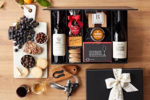 Discover the perfect present for wine enthusiasts with our selection of top-quality wine accessories