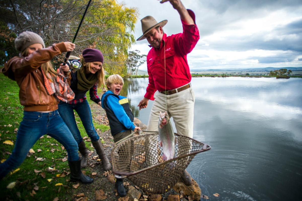 Family Fishing Guide – Safe Equipment, Games, and Kid-Friendly Tips