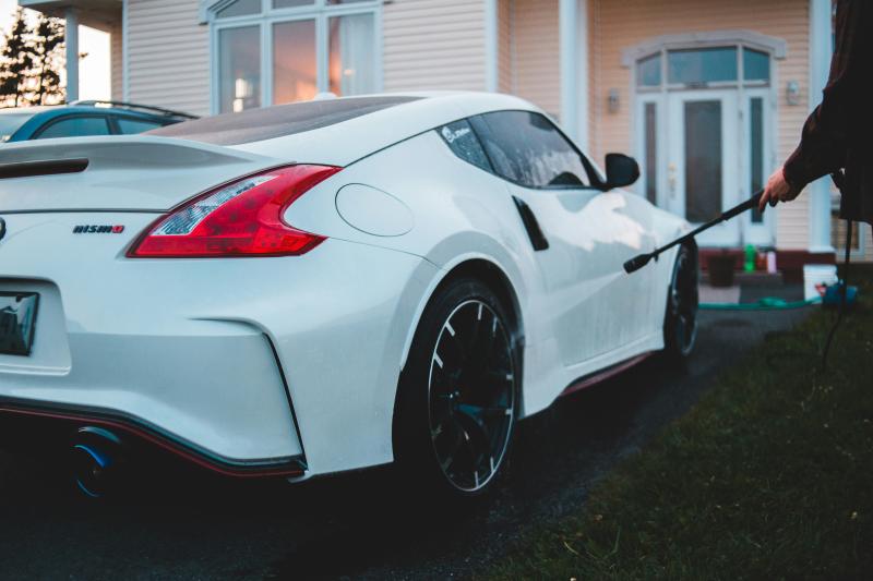 Discover the best options for keeping your car and driveway spotless