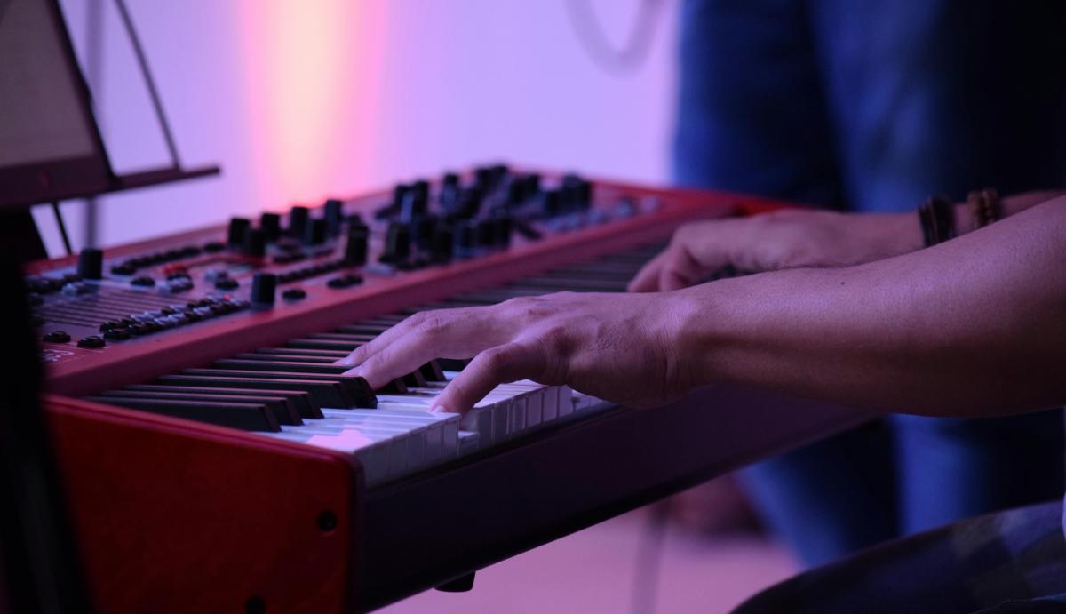 Best Digital Pianos Under $2000 for Serious Players: A Practical Guide