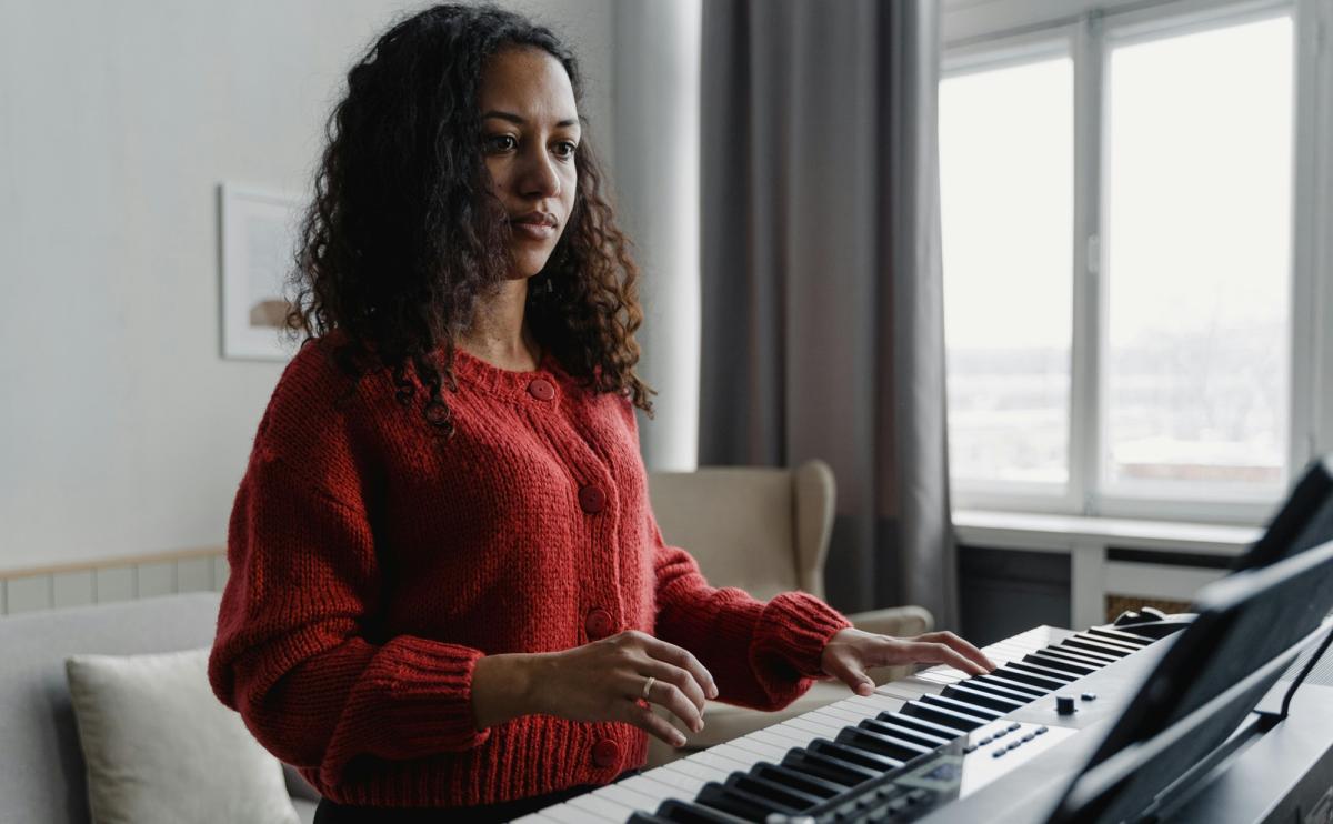 Benefits of Using a Digital Piano for Piano Lessons