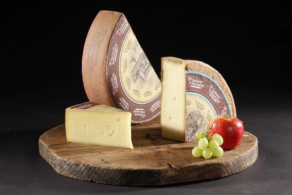 Vacherin Mont d'Or vs Vacherin Fribourgeois: Key Differences