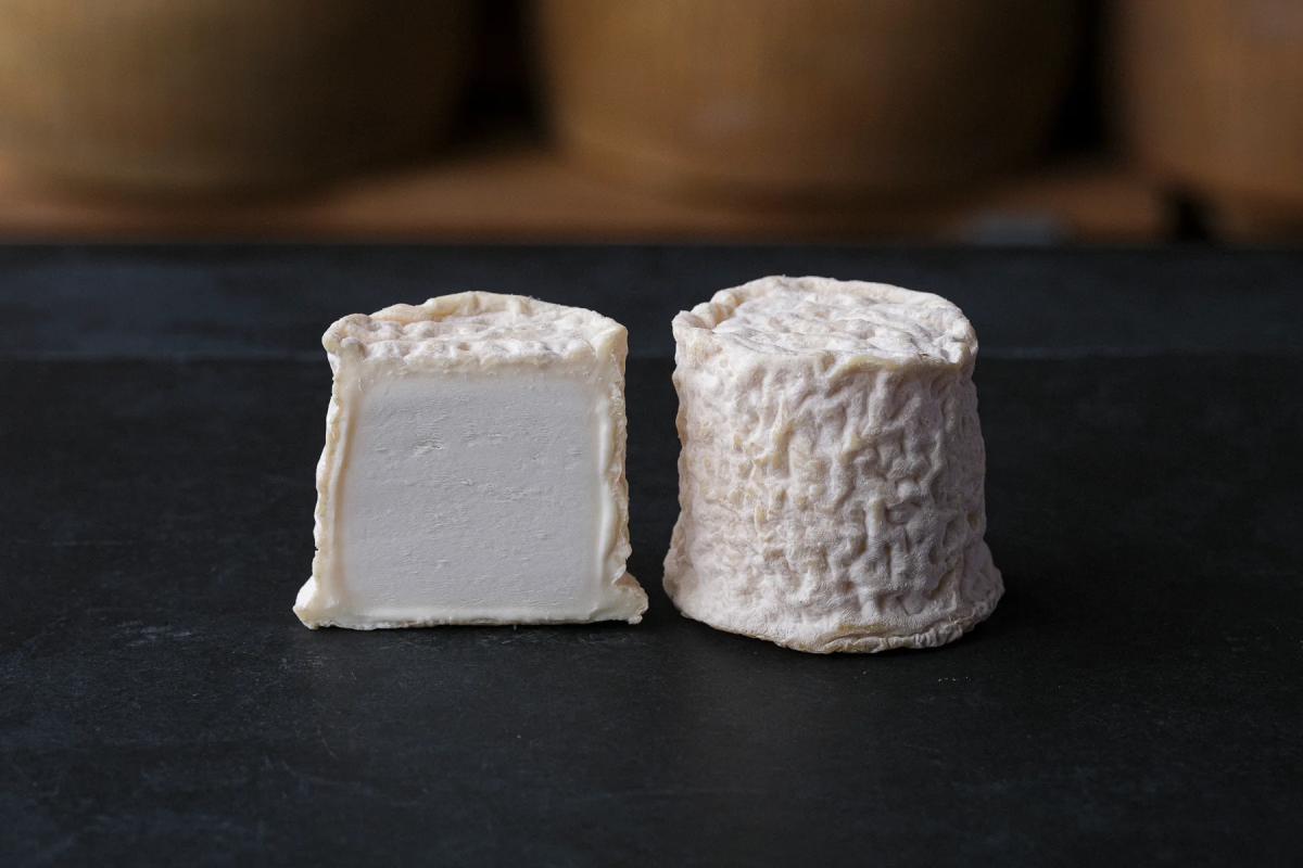 Chabichou du Poitou: Traditional Cylindrical Delight