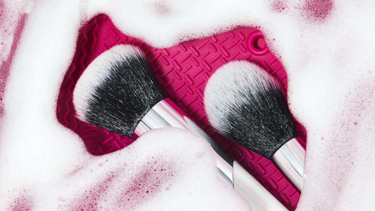How to Clean Eyeshadow Applicators at Home
