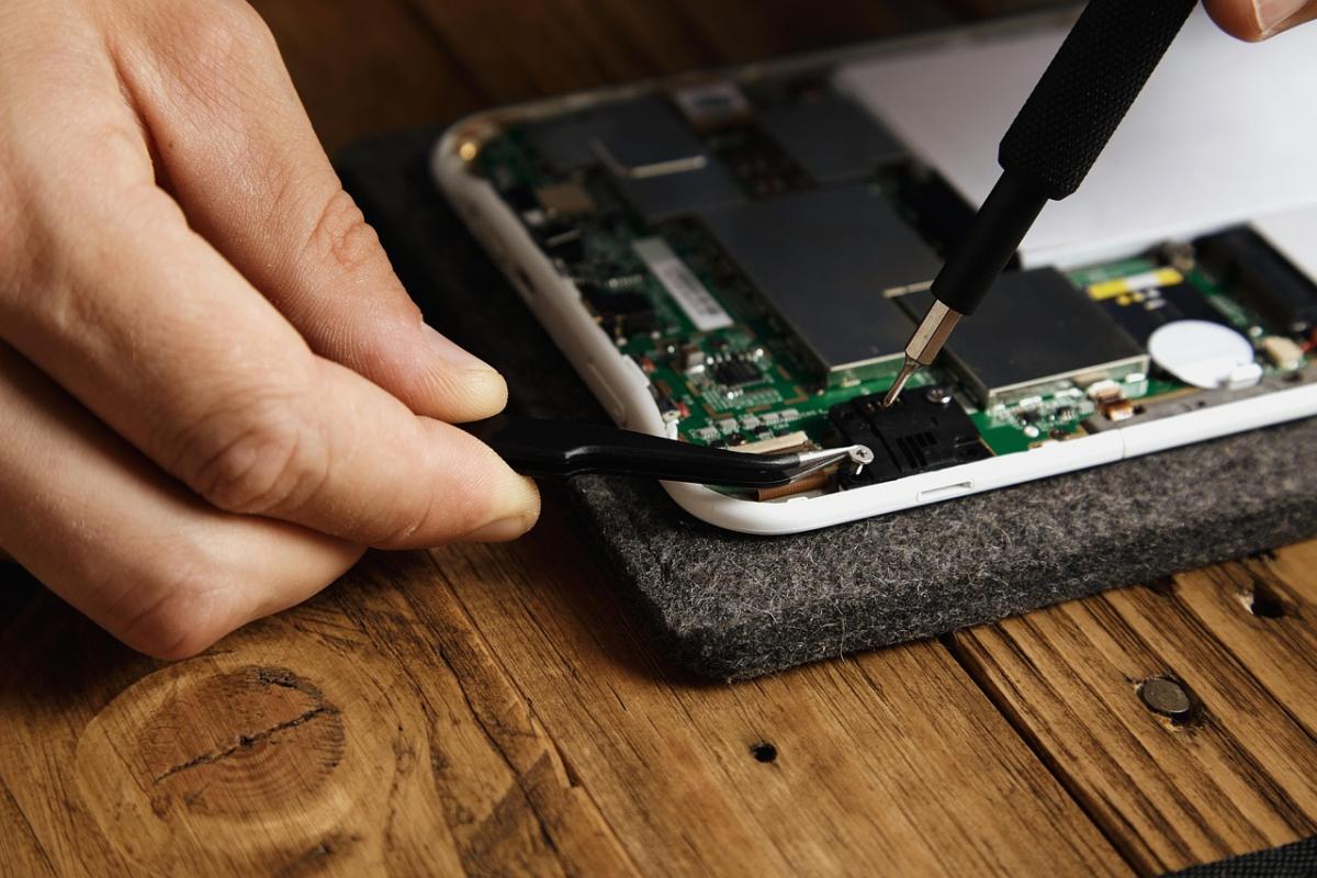 Self‑Cleaning PC Components