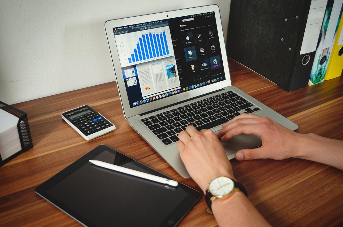 Integrated Smart Speakers for PC Workstations