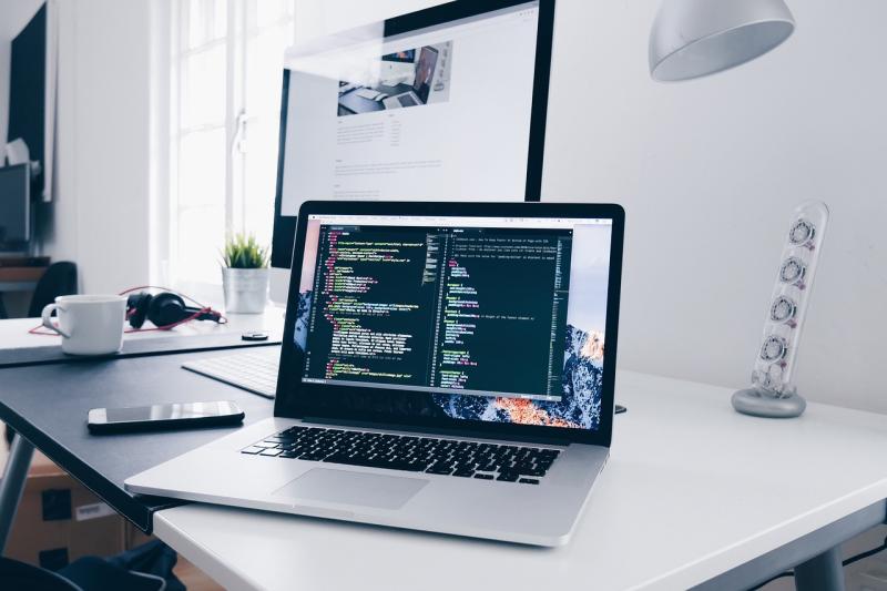 Adaptive Displays for Modern Workspaces