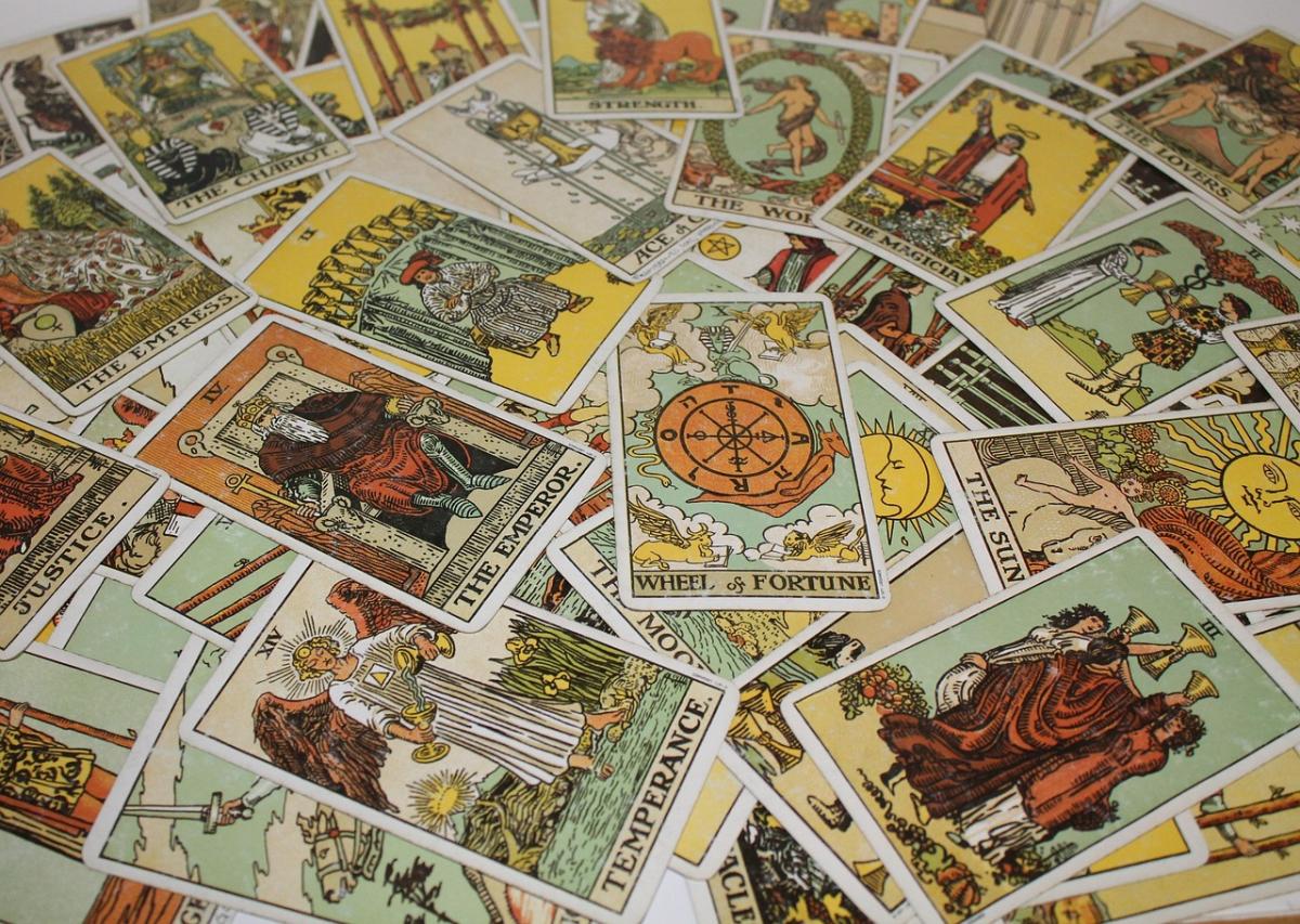 How many tarot cards is there in a deck?