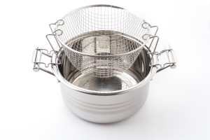 Friteuse volante à placer sur sa cuisinière et son panier à frites.