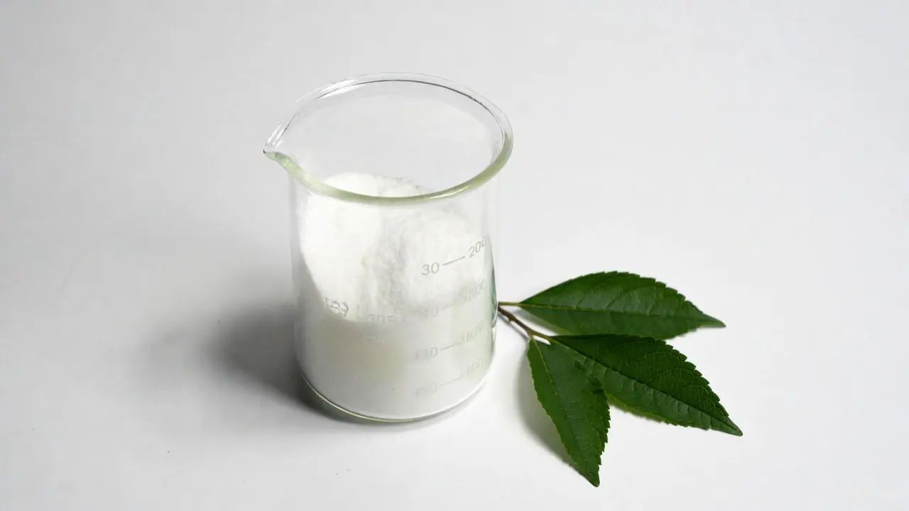 Reinheitspr&uuml;fung von Nahrungserg&auml;nzungsmitteln im Labor mit Fokus auf Qualit&auml;tskontrolle.