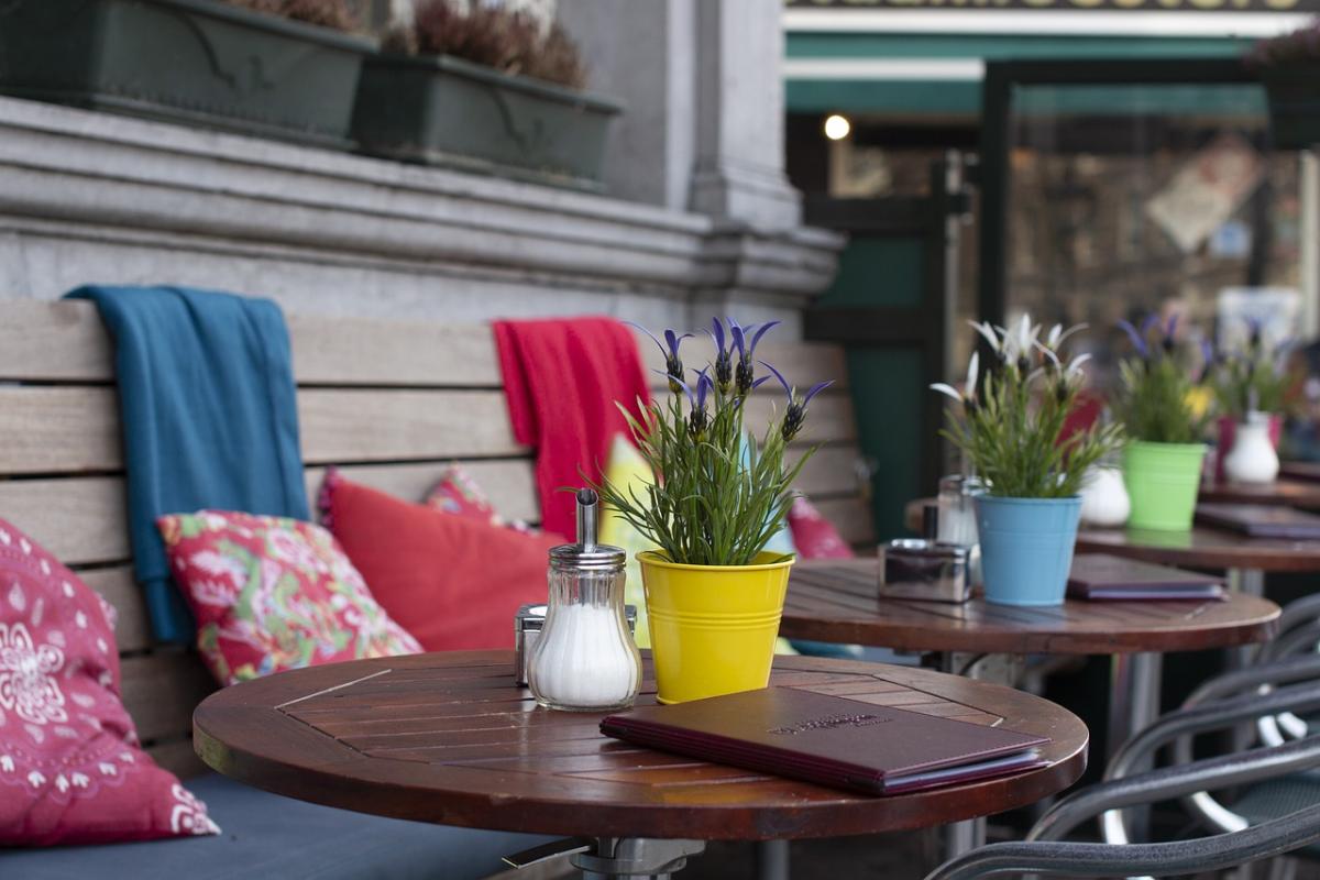 Spruce Up Your Outdoor Seating with Decor