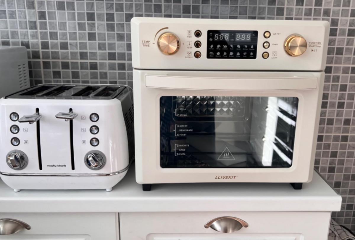 The Versatile LLIVEKIT 26L Air Fryer Oven - A Must-Have for Any Modern Kitchen