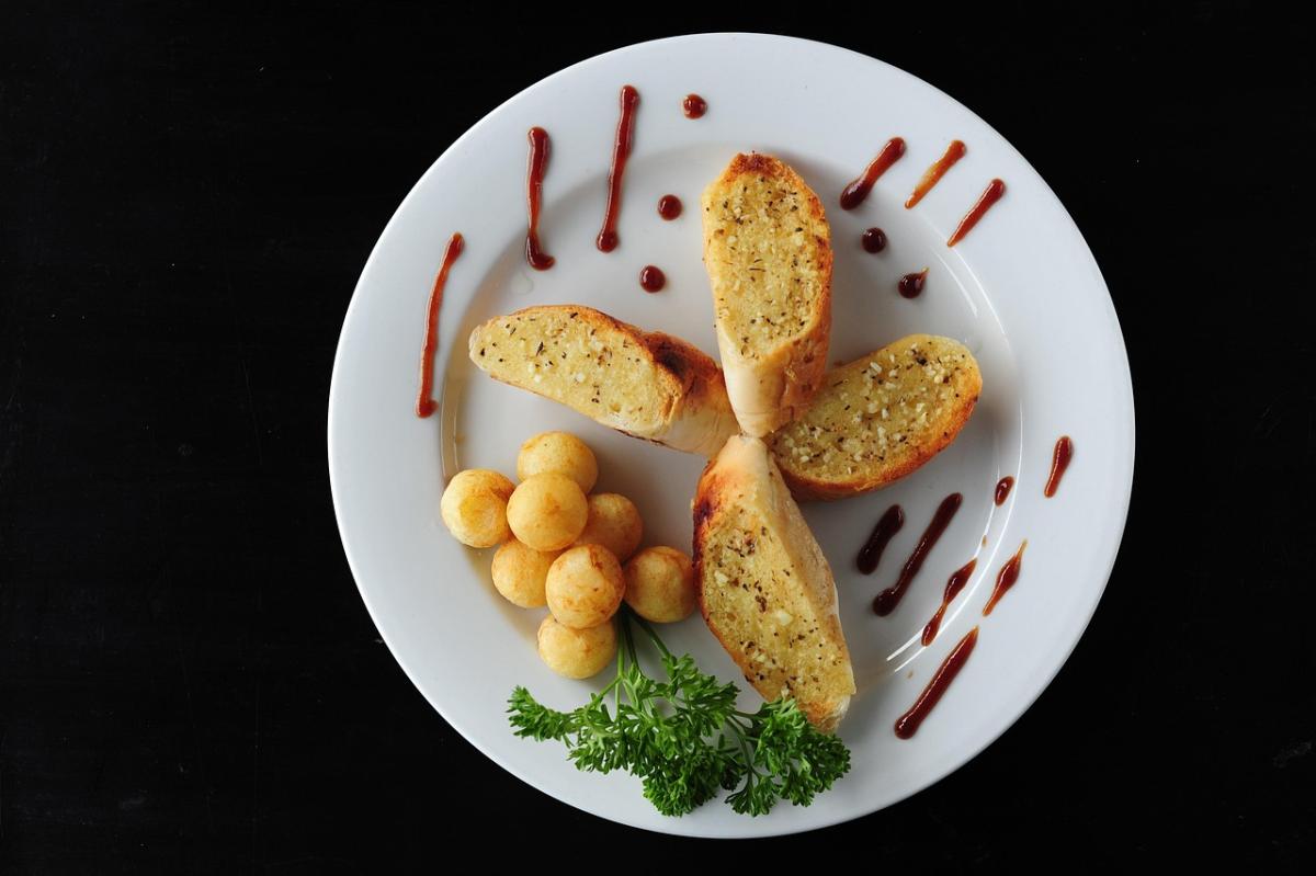 Deliciously Crispy Garlic Bread, Air-Fryer Style!