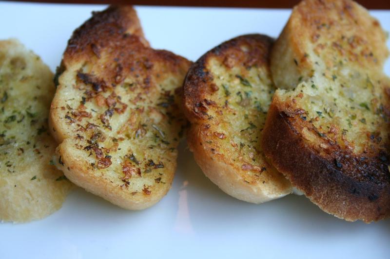 Preparing the perfect garlic bread with irresistibly crispy texture, using an air-fryer for an enhanced culinary experience