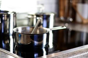 A comprehensive analysis of the advantages and disadvantages of stainless steel, cast iron, and non-stick cookware options