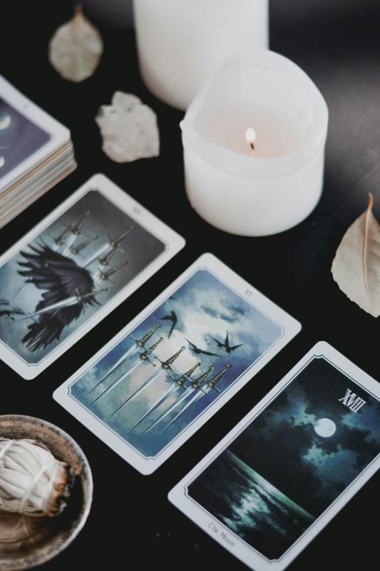 Comparing Traditional and Modern Tarot Decks