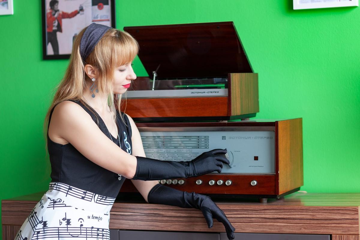 Stylish Throwbacks: Retro TV Inspires Fashion Trends