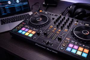 A practical breakdown of the Pioneer DDJ-800, covering features, ease of use, pros, cons, and who this controller is best suited for.