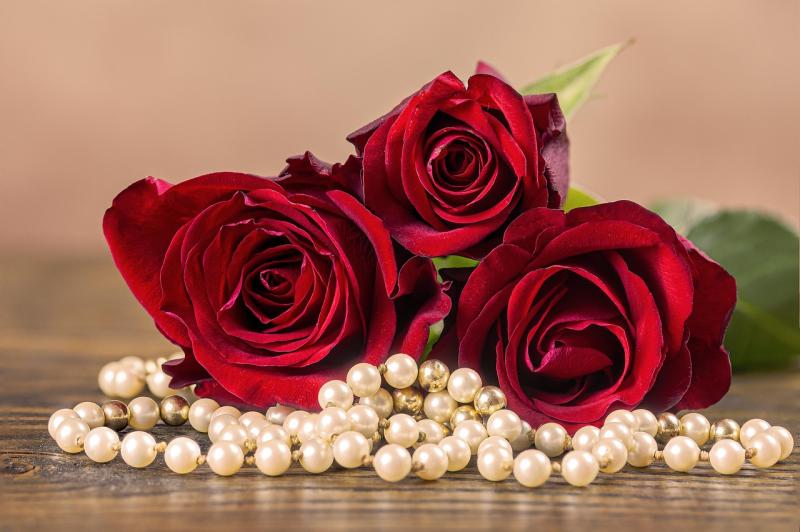 Beautiful Pearl Jewelry Gifts That Mom Will Love