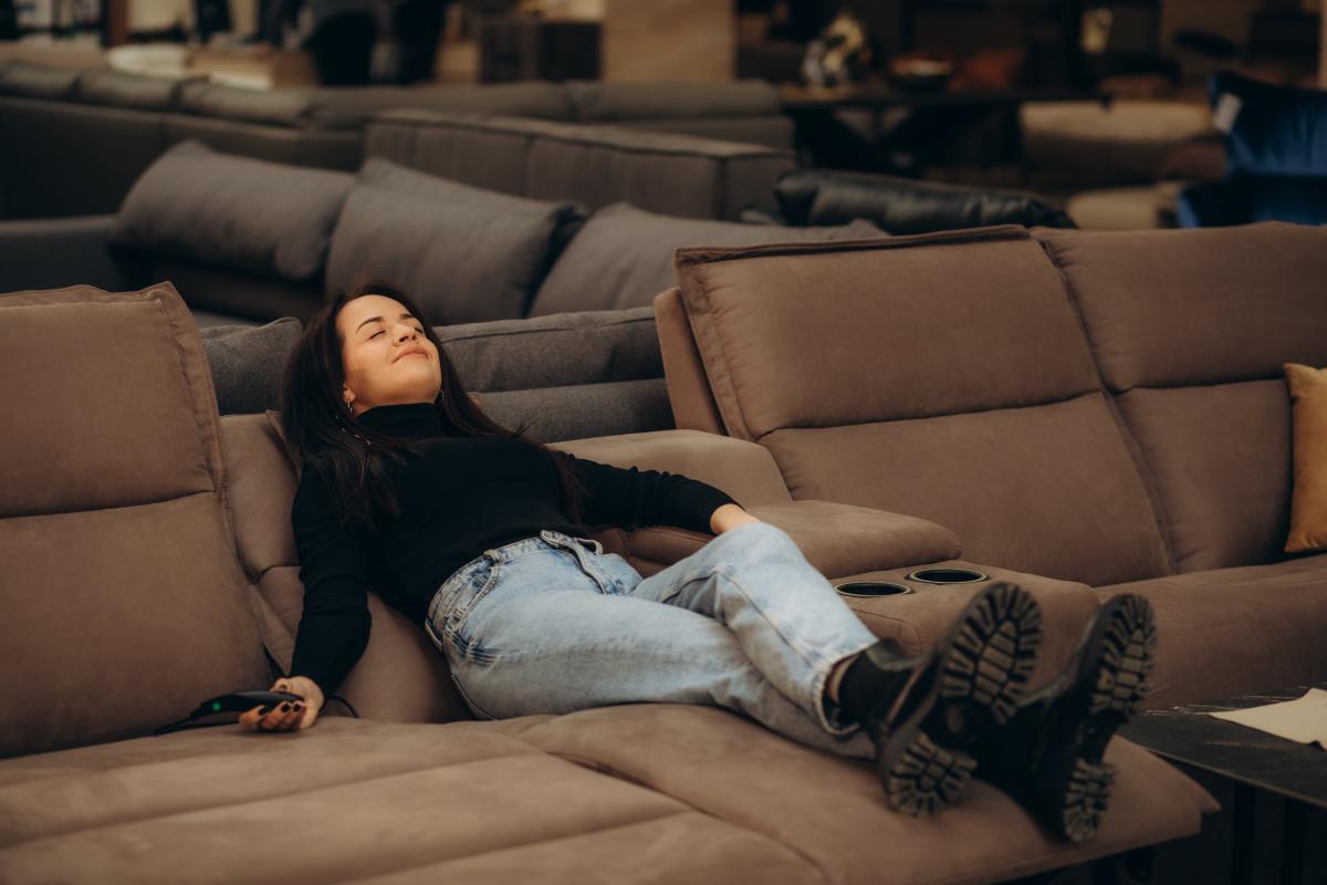 Which Is Better, A Power Recliner Or A Manual Recliner?