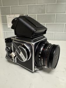 Hasselblad 500c/M Medium Format Camera Kit Zeiss Distagon 50mm F/4 Lens And Kit