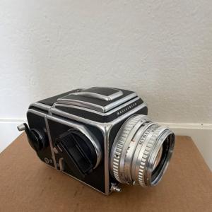 Hasselblad Medium Format Film Camera Carl Zeiss Planar 80mm f/2.8 Manual Timer