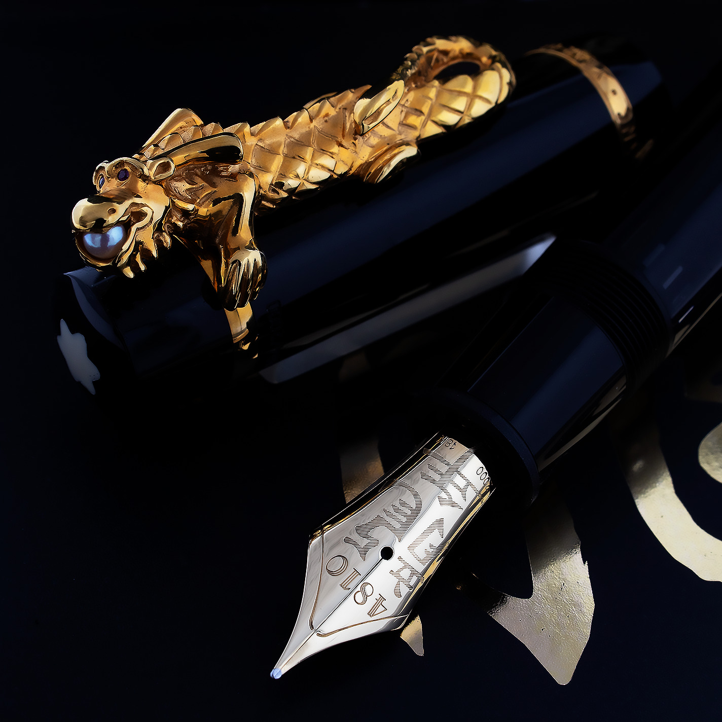 Montblanc Golden Dragon 2000 Fountain Pen #604 Luxury