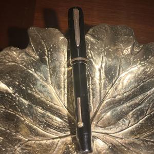 Vintage Universal V100 Fountain Pen with Gold Trim