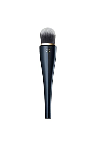 Luxury Light Coverage Foundation Brush by Clé de Peau Beauté
