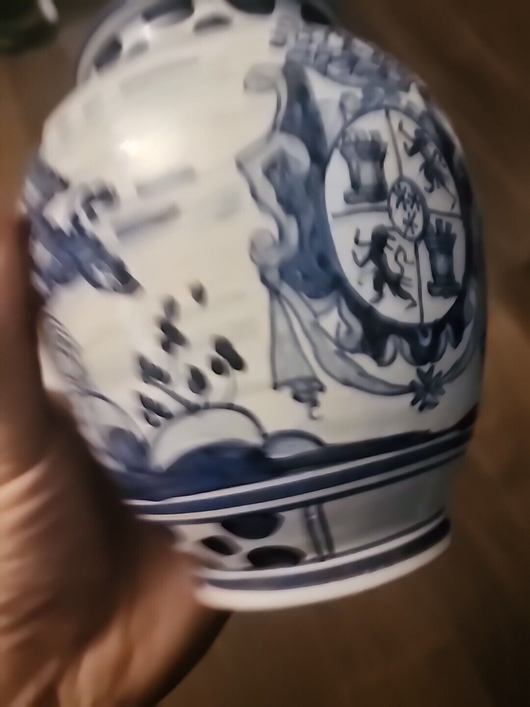Blue & white porcelain vase with family crest - 6