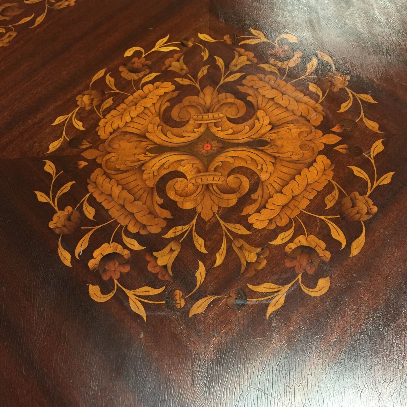 Marquetry Tilt-Top Round Table. 3 Cabriole Legs. 31"径。1910
