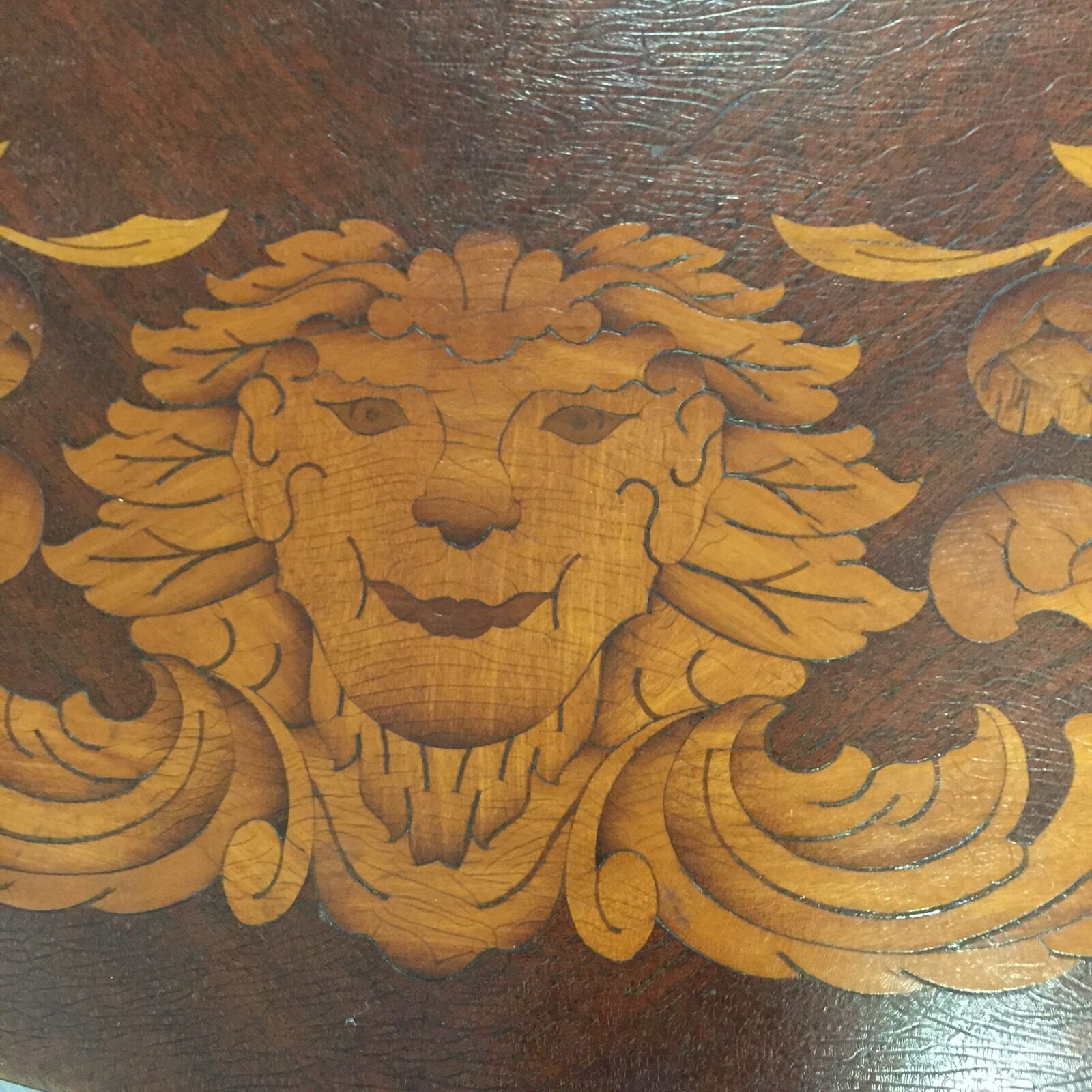 Marquetry Tilt-Top Round Table. 3 Cabriole Legs. 31"径。1910
