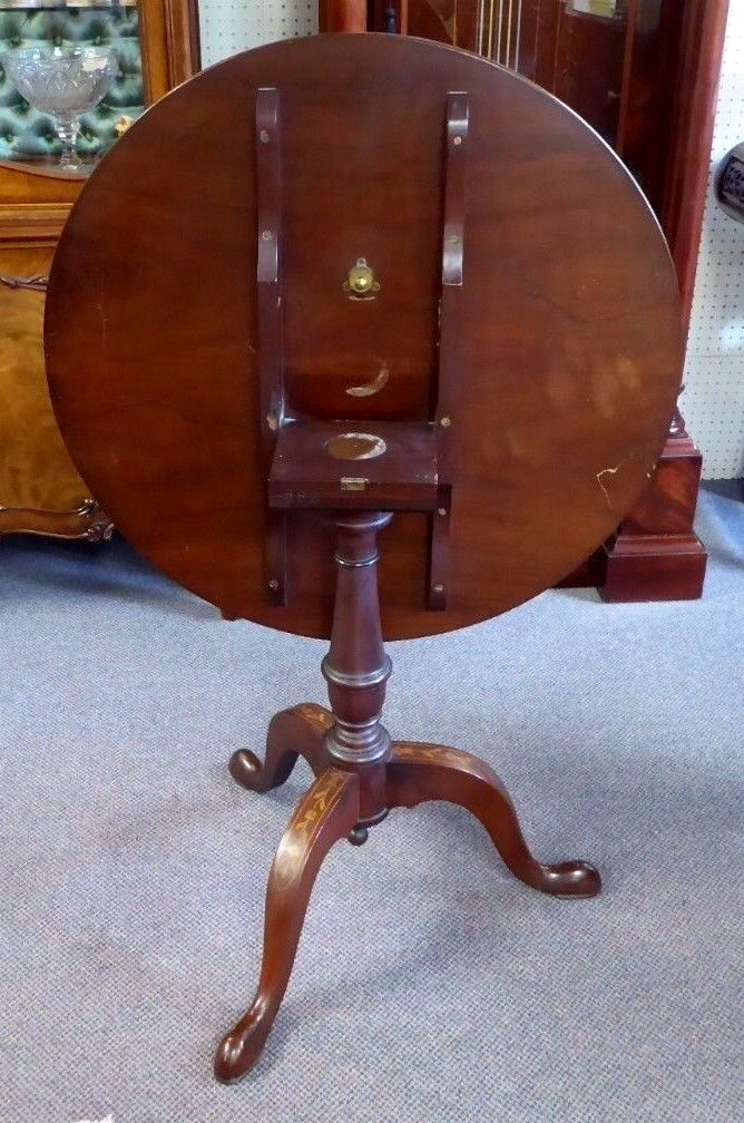 Marquetry Tilt-Top Round Table. 3 Cabriole Legs. 31"径。1910