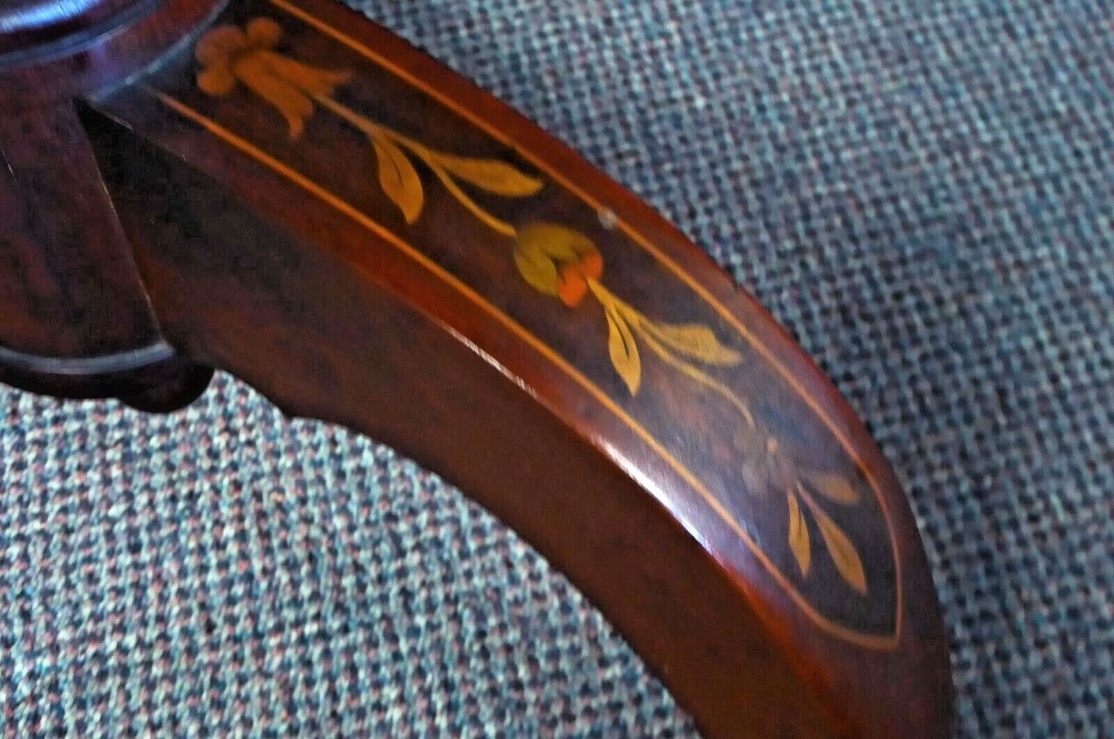 Marquetry Tilt-Top Round Table. 3 Cabriole Legs. 31"径。1910