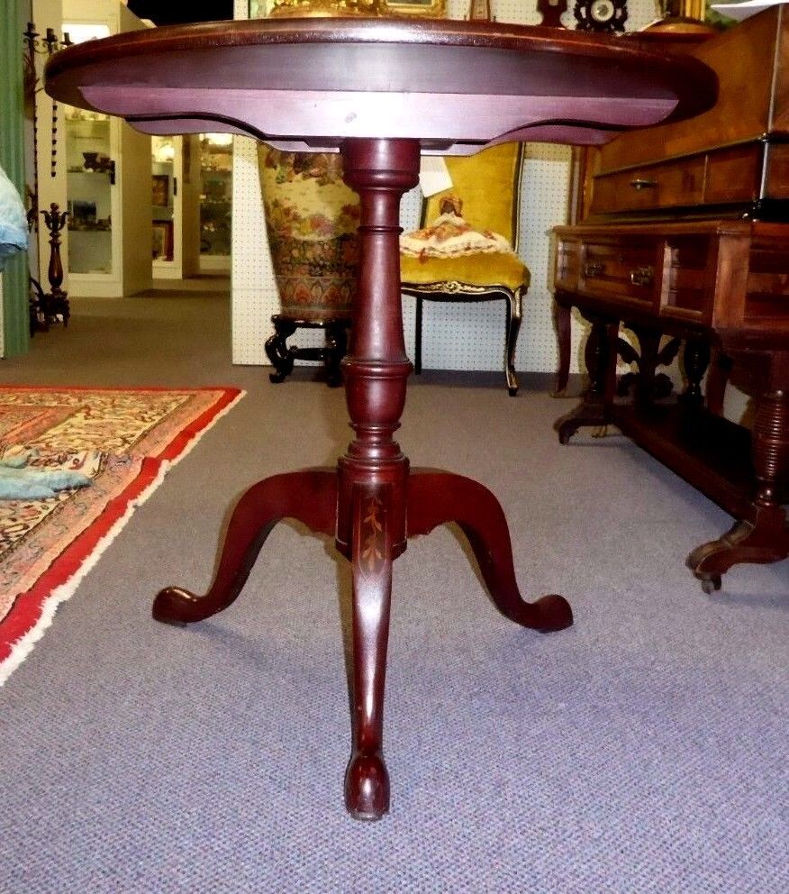 Marquetry Tilt-Top Round Table. 3 Cabriole Legs. 31"径。1910