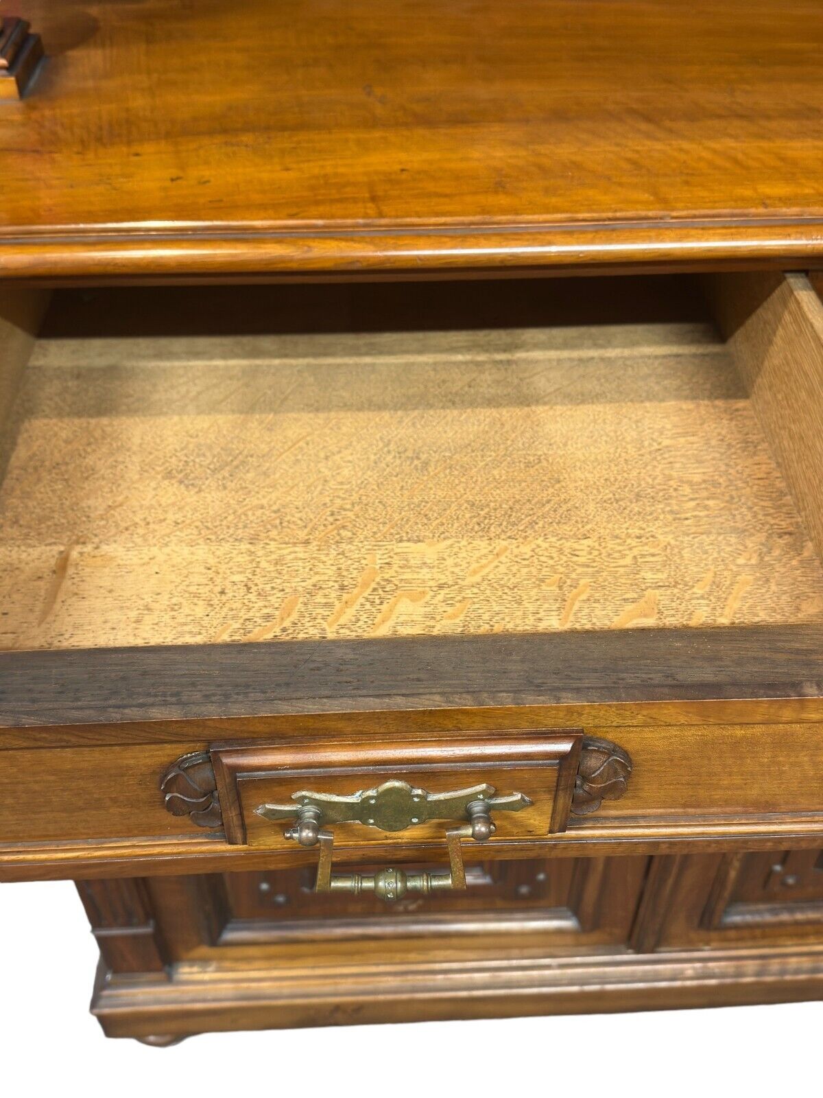 French Victorian walnut stained glass cupboard from 1880s
