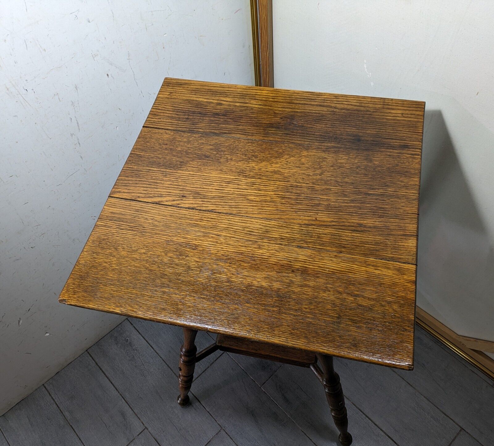 Victorian Oak Parlor Table with Turned Legs - C94