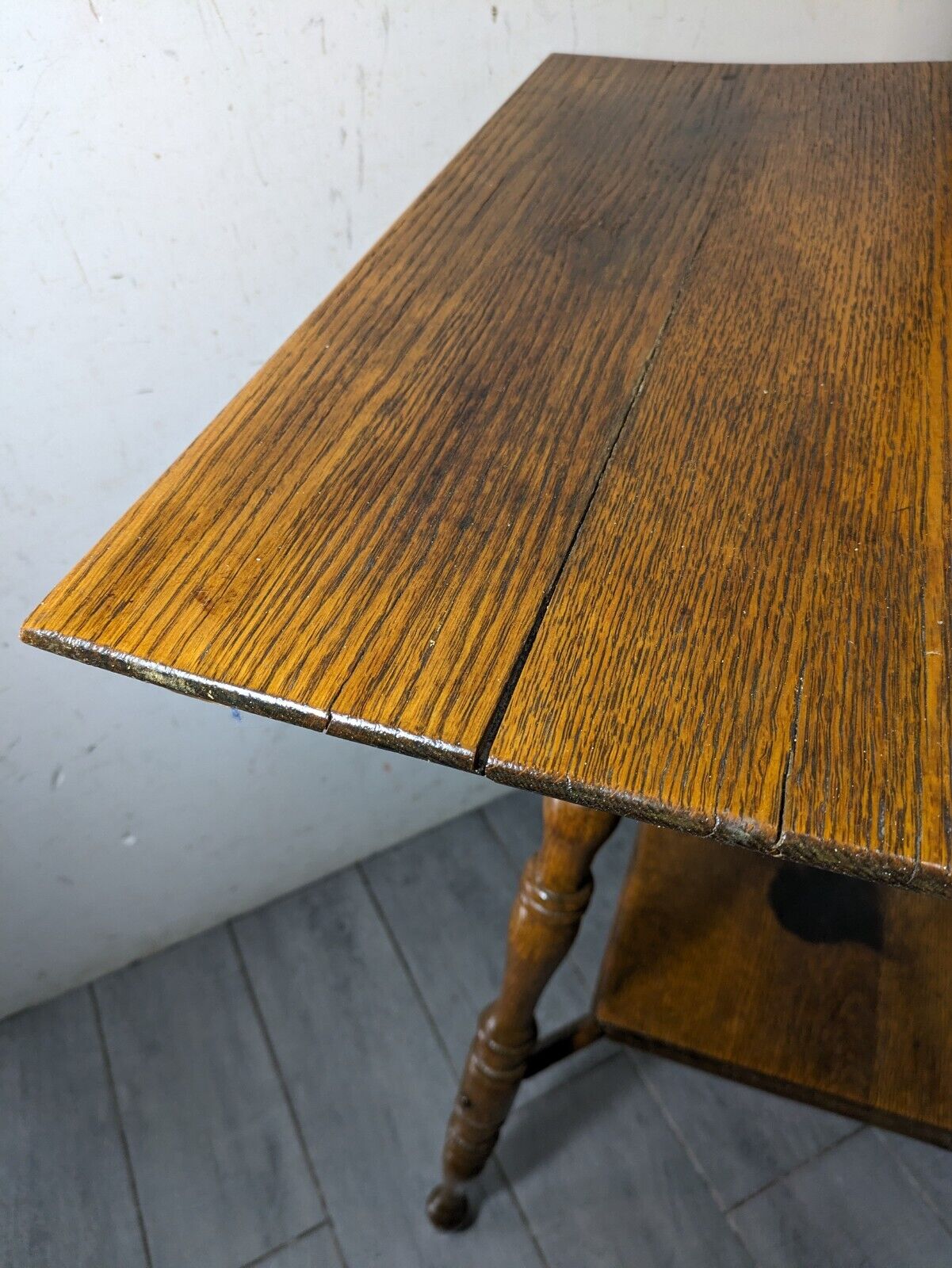 Victorian Oak Parlor Table with Turned Legs - C94