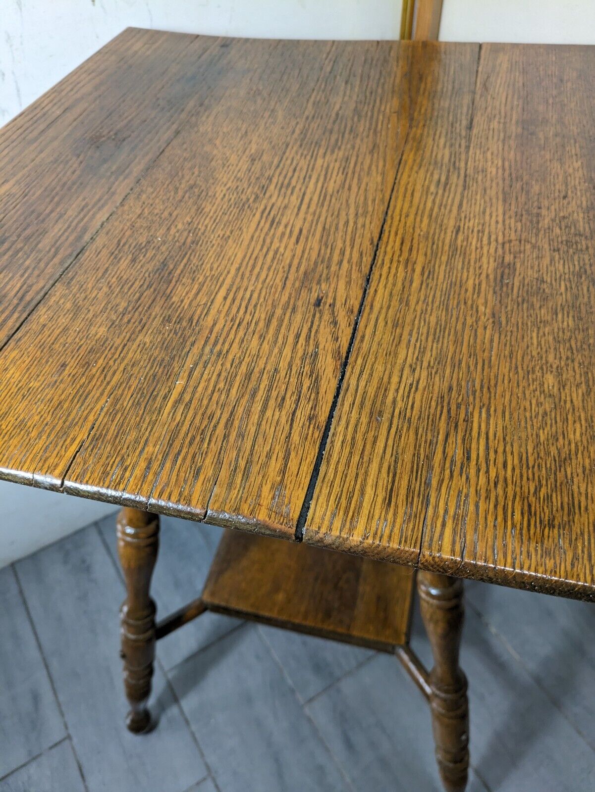 Victorian Oak Parlor Table with Turned Legs - C94