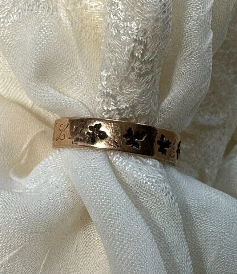 Vintage 14K Gold Band with Leaf Design - Circa Early 1900s
