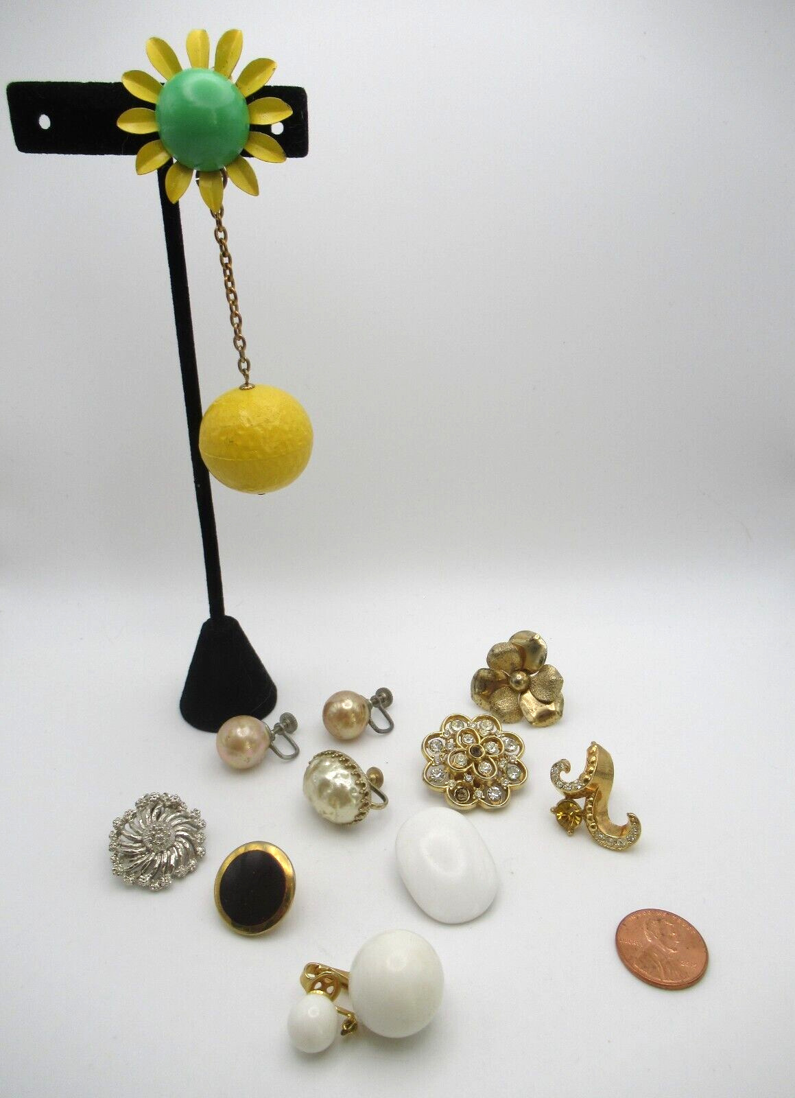 Vintage lot Assorted single non-pierced earrings clip on screw back