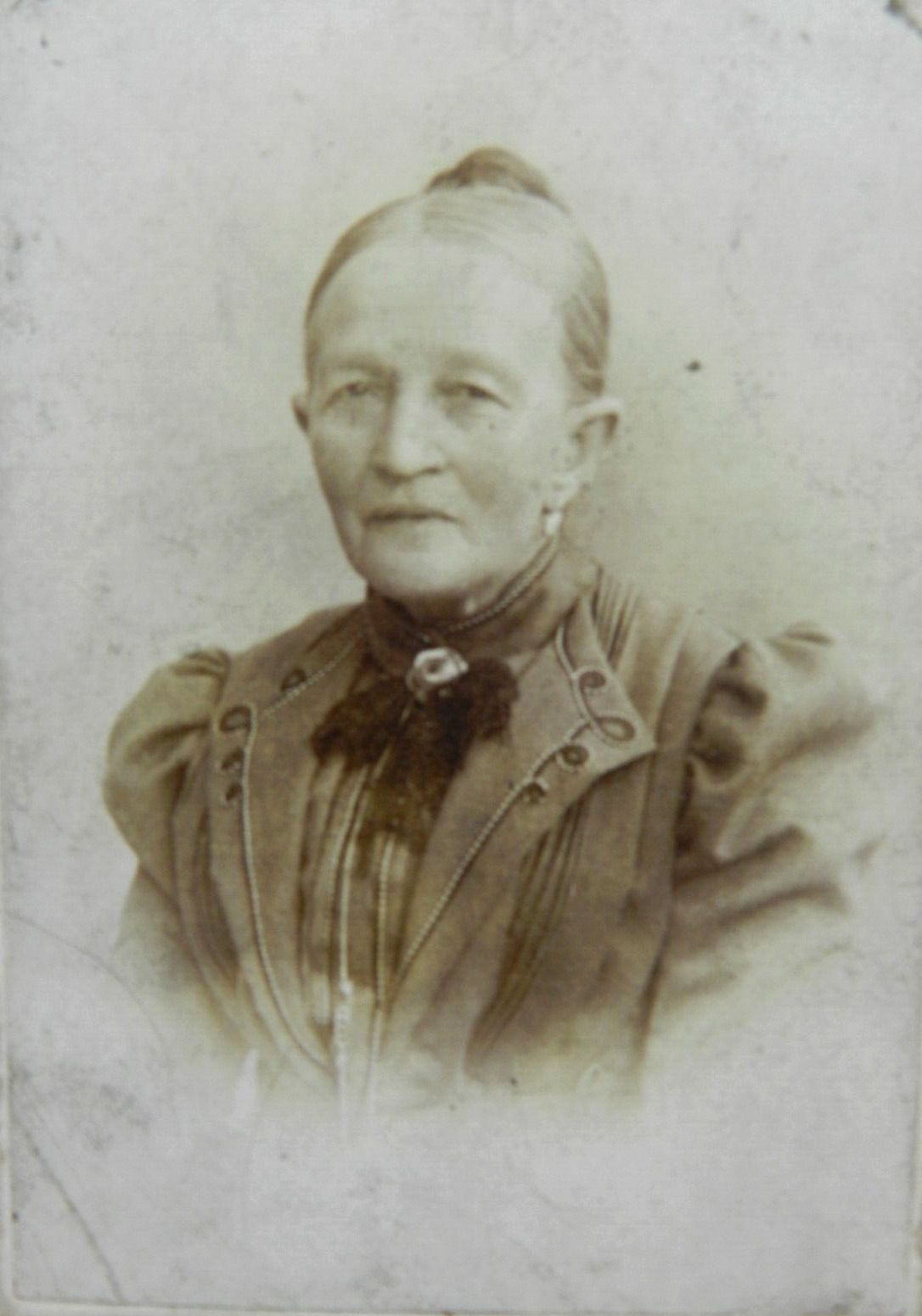 Old Woman Vintage Earrings and Pattern Dress - Nurnberg - c.1900s Cabinet Card