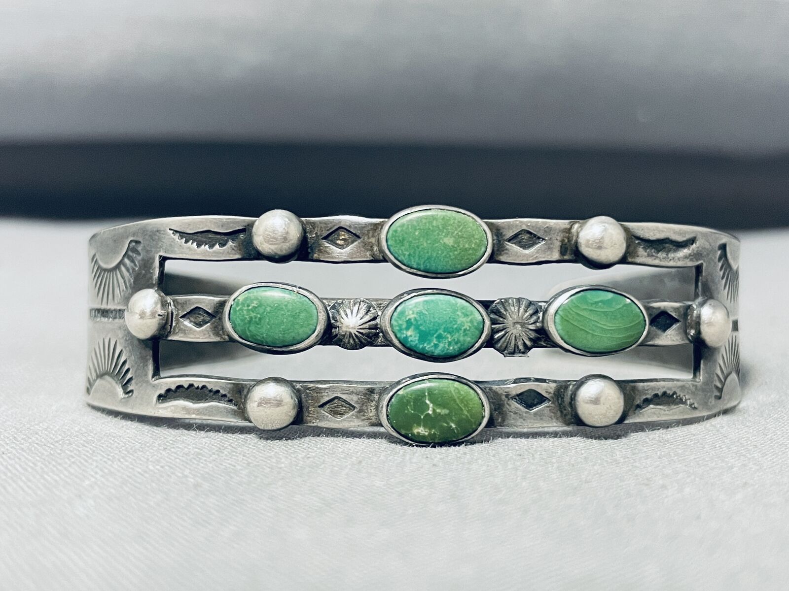 EARLY 1900'S VINTAGE NAVAJO CERRILLOS TURQUOISE STERLING SILVER BRACELET