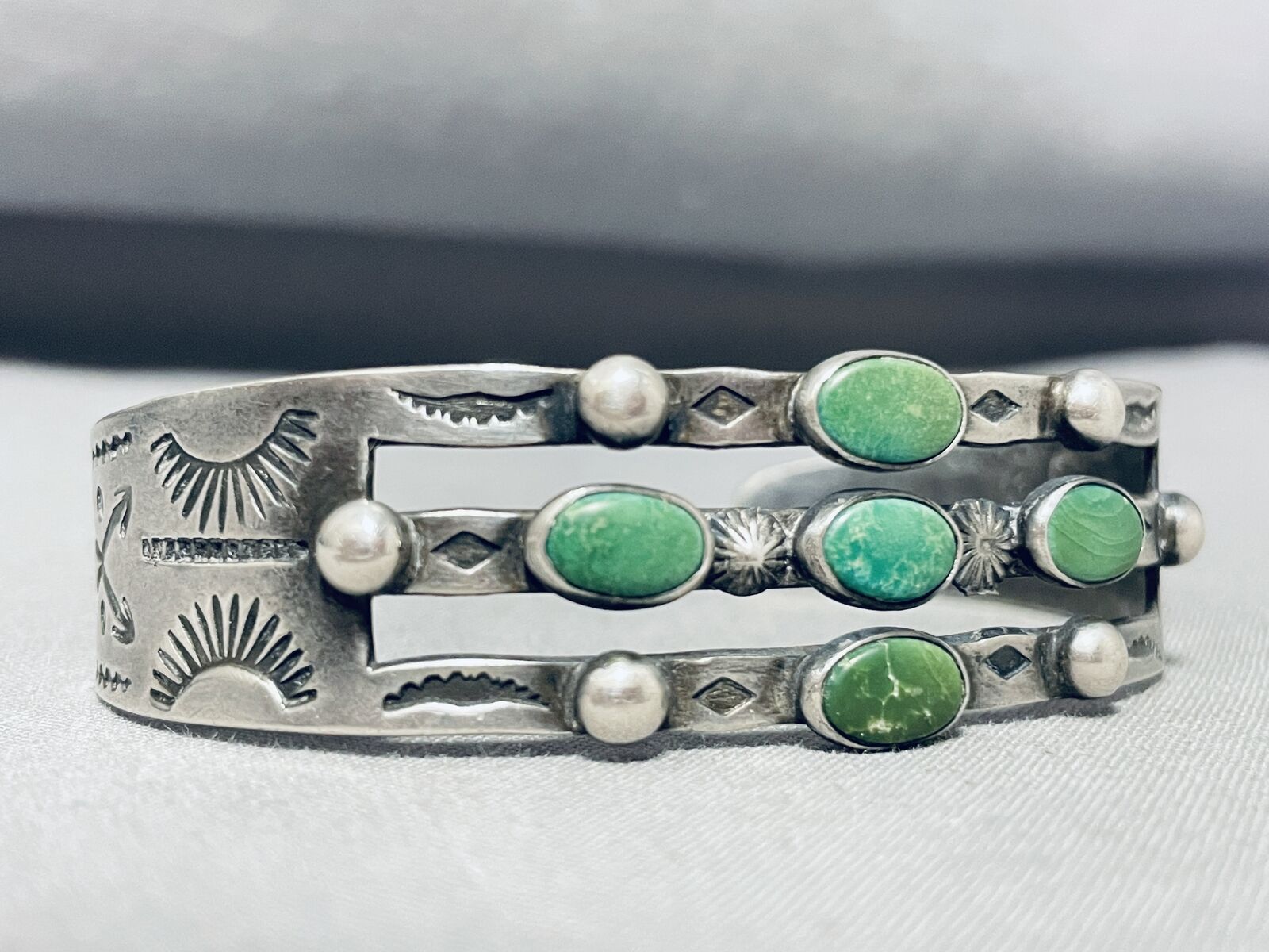 EARLY 1900'S VINTAGE NAVAJO CERRILLOS TURQUOISE STERLING SILVER BRACELET