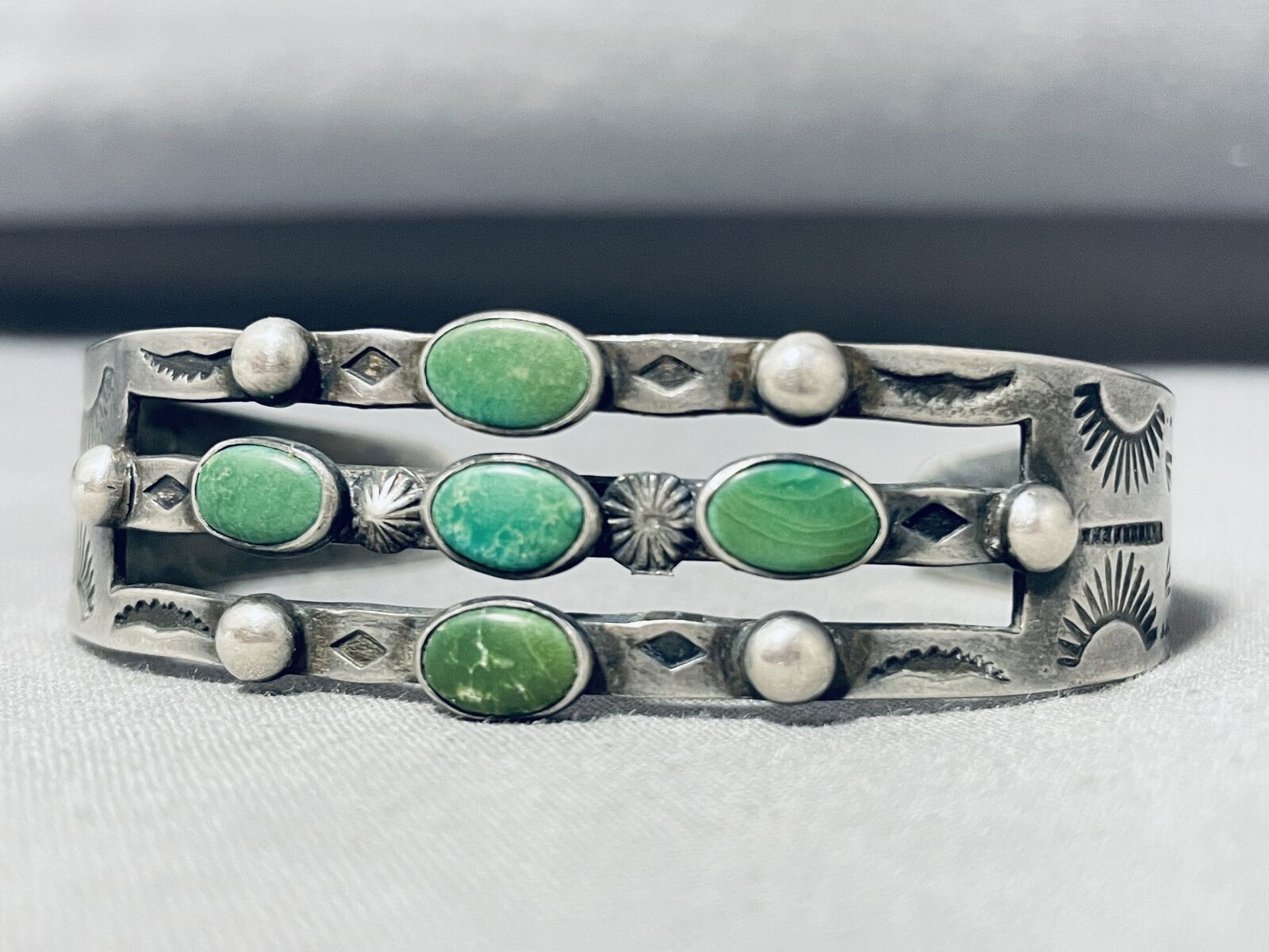 EARLY 1900'S VINTAGE NAVAJO CERRILLOS TURQUOISE STERLING SILVER BRACELET