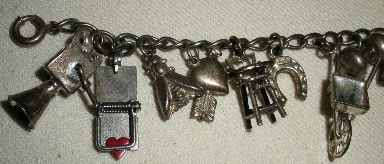 VINTAGE MID 1900S STERLING SILVER CHARM BRACELET tuvi