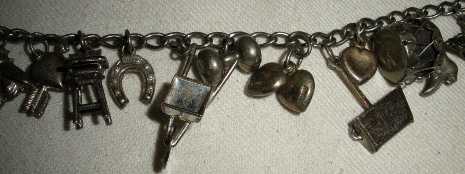 VINTAGE MID 1900S STERLING SILVER CHARM BRACELET tuvi