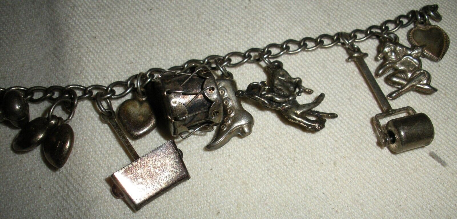 VINTAGE MID 1900S STERLING SILVER CHARM BRACELET tuvi