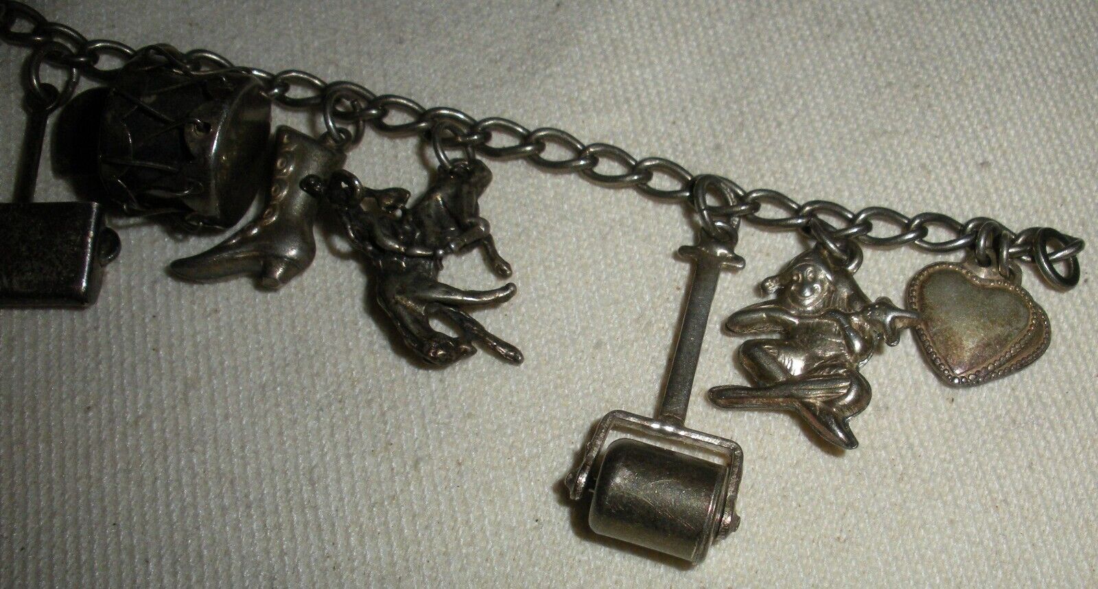 VINTAGE MID 1900S STERLING SILVER CHARM BRACELET tuvi