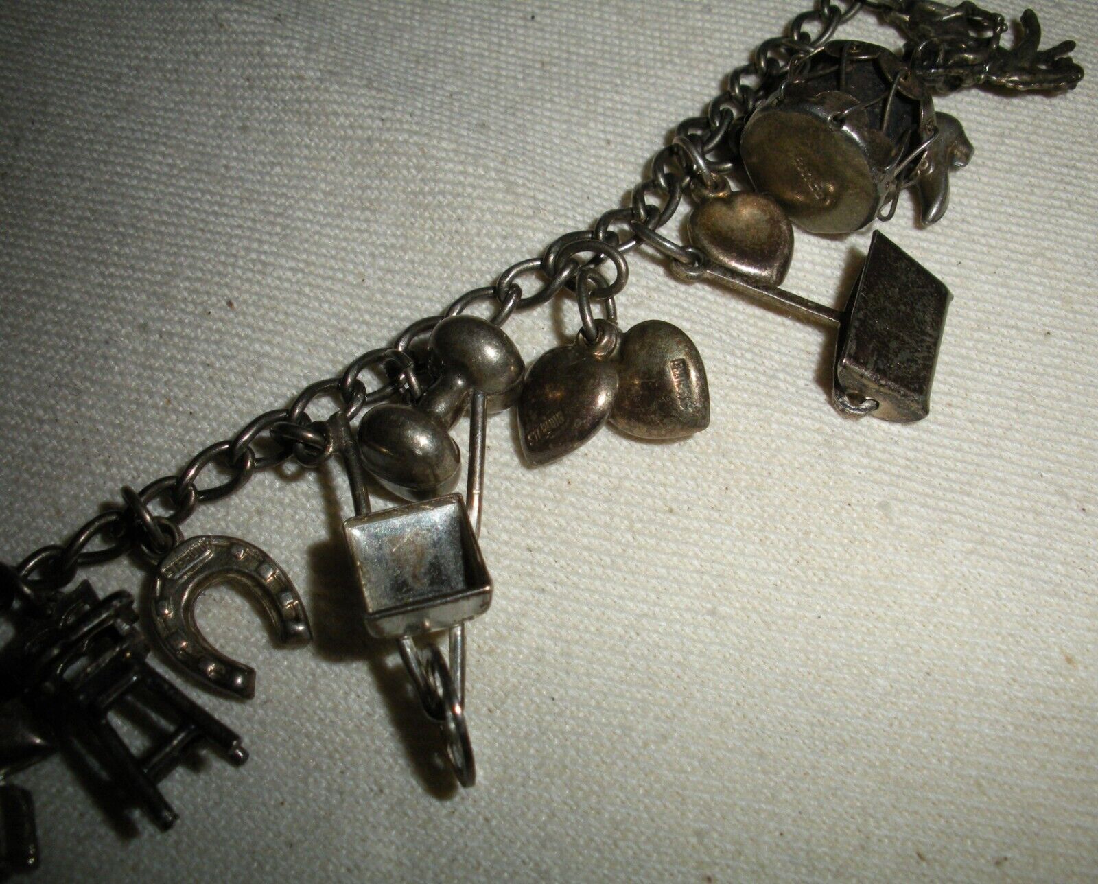 VINTAGE MID 1900S STERLING SILVER CHARM BRACELET tuvi
